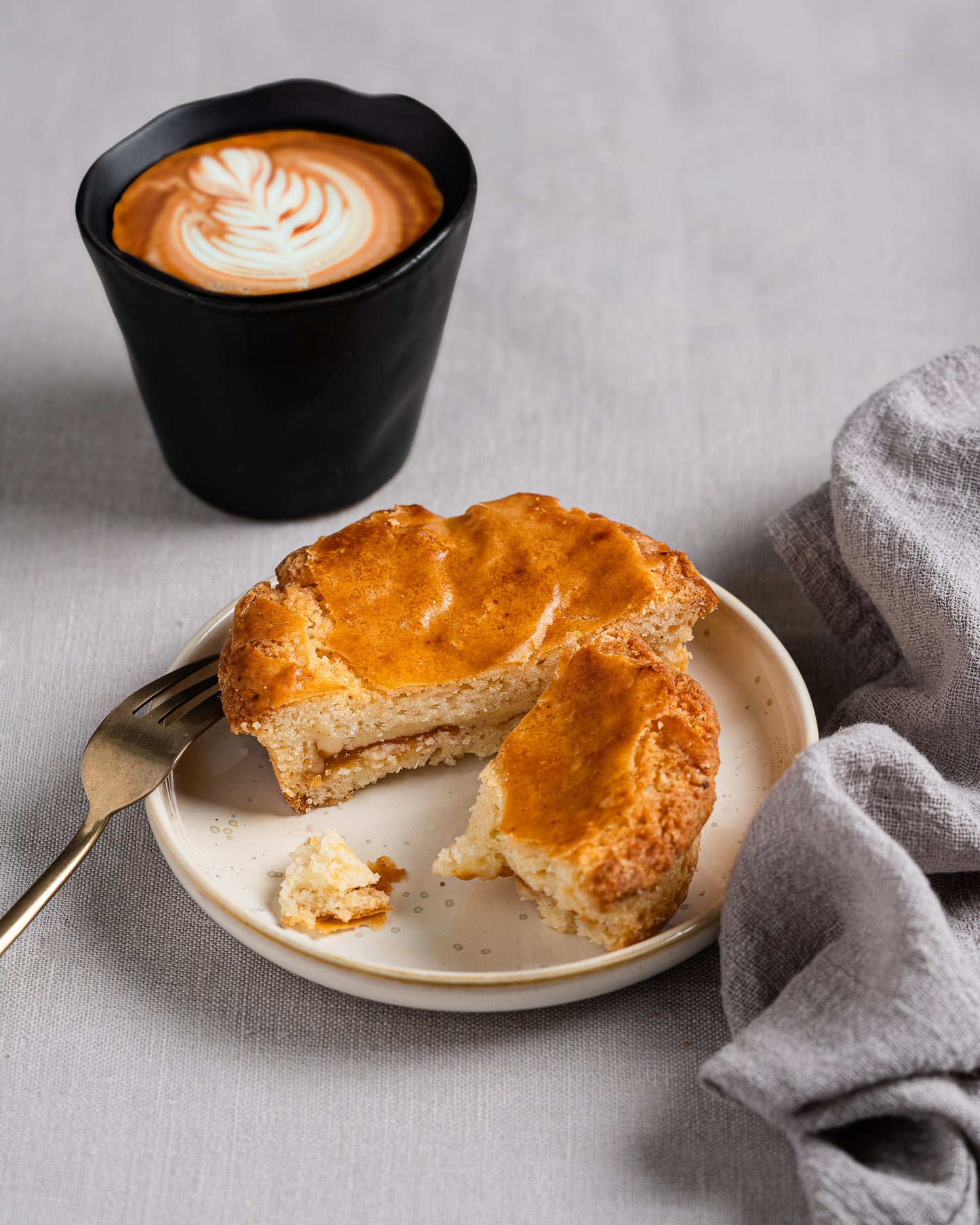 Mini gateau basque with coffee